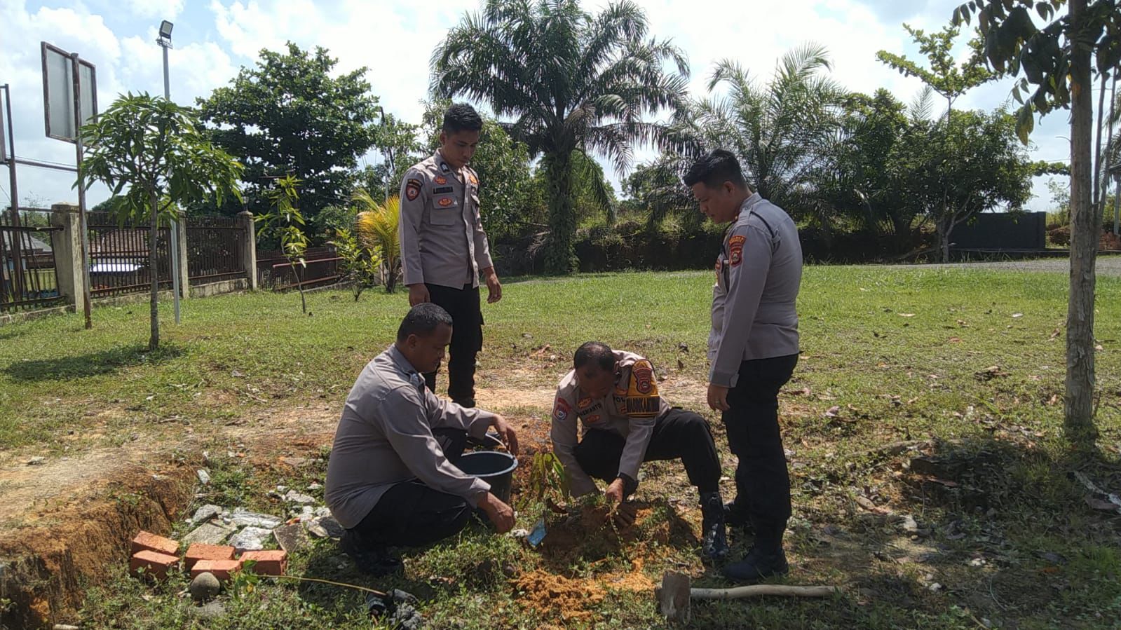 Implementasi Presisi Polri, Dirbinmas Polda Sumatera Selatan Pimpin Penanaman Ratusan Pohon Produktif
