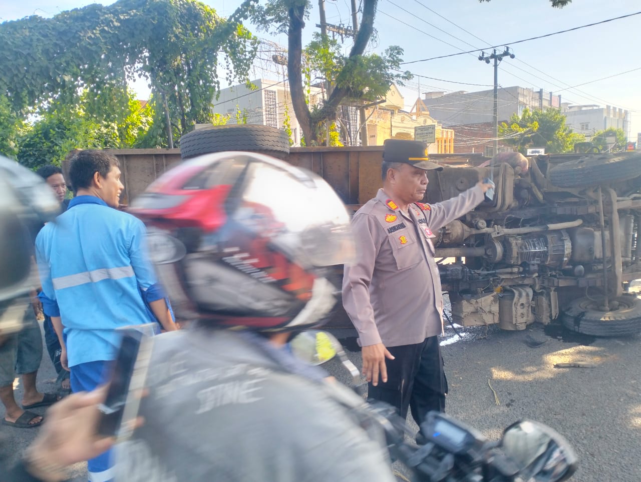 Kecelakaan Libatkan Truk Sampah DLH Kota Palembang dan Pengendara Motor. Mobnas diduga tidak layak jalan.?